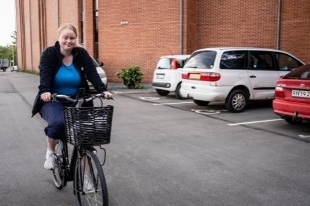 SOSU-hjælper Sarah Helmer tager en test-tur på en af de nye elcykler.